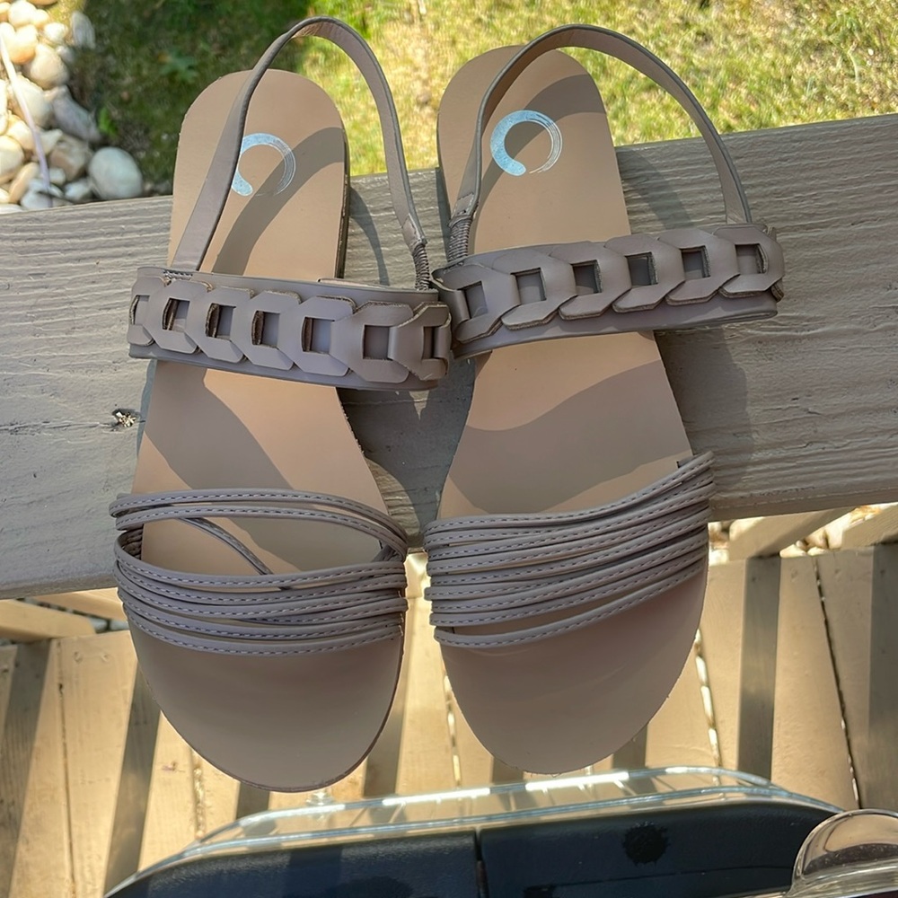 Super cute and comfy! Tan/beige sandal size 7.5 unbranded
